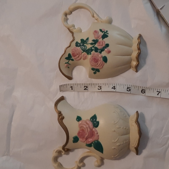 Vintage wall decor cream vase with pink rose and gold trim - Picture 4 of 4